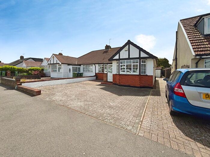 2 Bedroom Bungalow For Sale In King Harolds Way, Bexleyheath, DA7