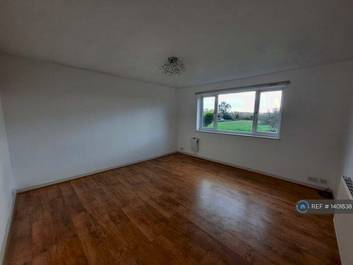 2 Bedroom Flat To Rent In Park Street, Colnbrook, SL3