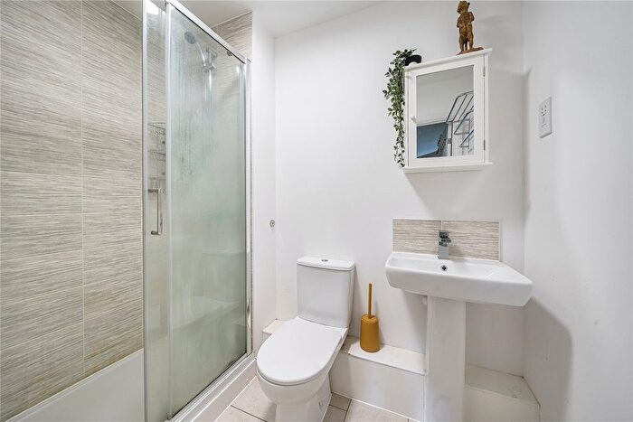2 Bedroom Flat For Sale In Chertsey, Surrey, KT16