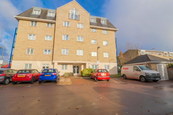 2 Bedroom Flat To Rent In Sandringham Lodge, Taverners Way, Hoddesdon EN11
