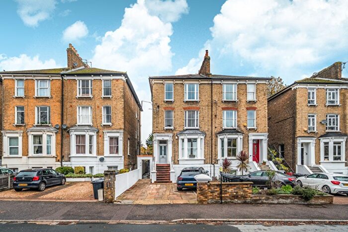 1 Bedroom Flat For Sale In Grosvenor Road, London, E11