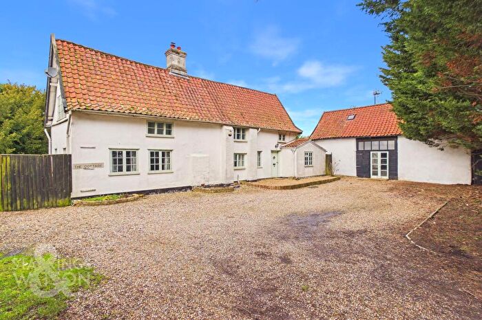 4 Bedroom Detached House For Sale In Ipswich Road, Long Stratton, Norwich, NR15