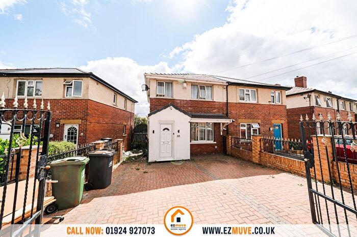 3 Bedroom Semi-Detached House For Sale In Firthcliffe Parade, Liversedge, WF15