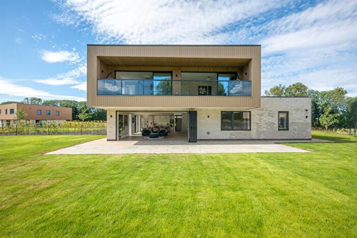 4 Bedroom Detached House For Sale In Courtlands Park, Banstead, SM7