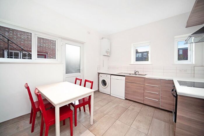 2 Bedroom Flat For Sale In South Ealing Road, Ealing, W5