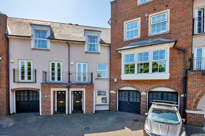 4 Bedroom Town House For Sale In Bere Close, Greenhithe, DA9