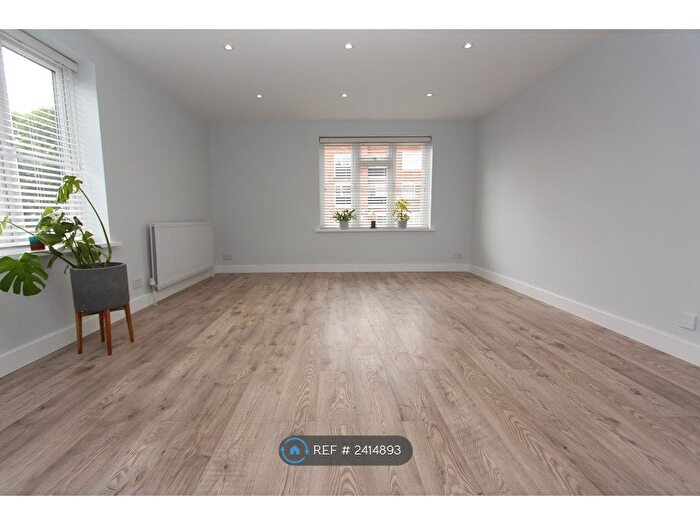 2 Bedroom Flat To Rent In Trenchard Court, London, NW4