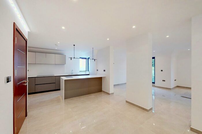 2 Bedroom Flat To Rent In Noble House, Woodstock Road, London, NW11