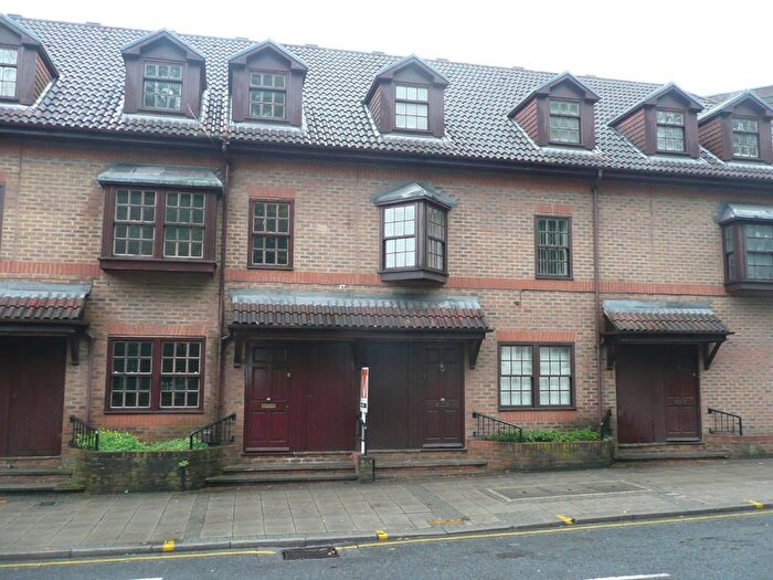 2 Bedroom Flat To Rent In South Street, Epsom, Surrey, KT18