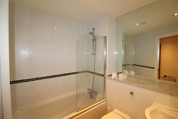 2 Bedroom Apartment To Rent In Whitehall Quay, Leeds, LS1