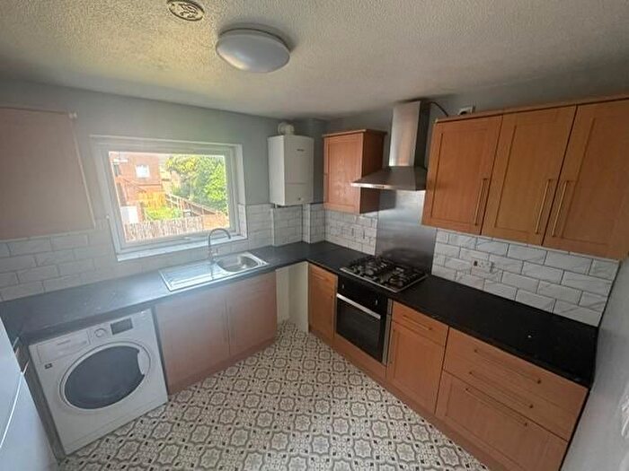 2 Bedroom Flat To Rent In Rochfords Gardens, Slough, SL2