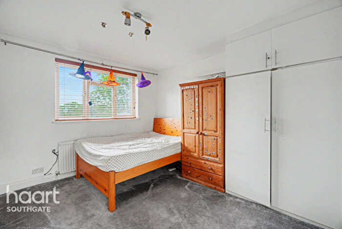 3 Bedroom End Of Terrace House For Sale In Hampden Way, London, N14