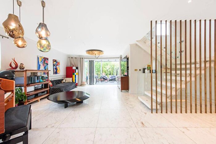 4 Bedroom Detached House For Sale In Well Grove, Whetstone, London, N20