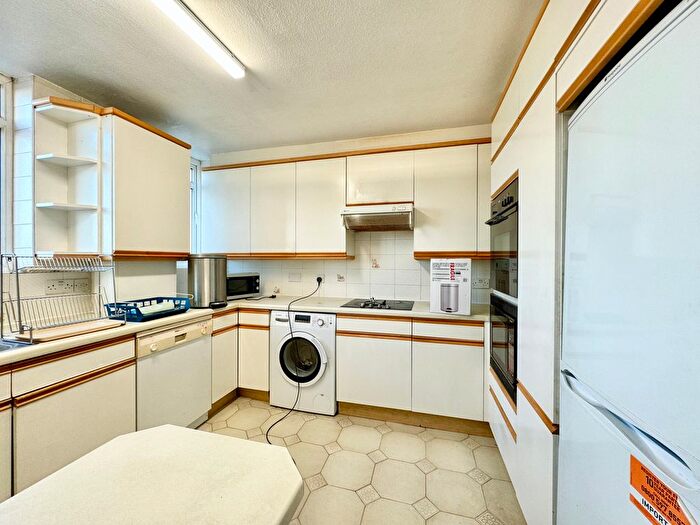 3 Bedroom Flat To Rent In Melvin Hall, Golders Green Road, London, NW11