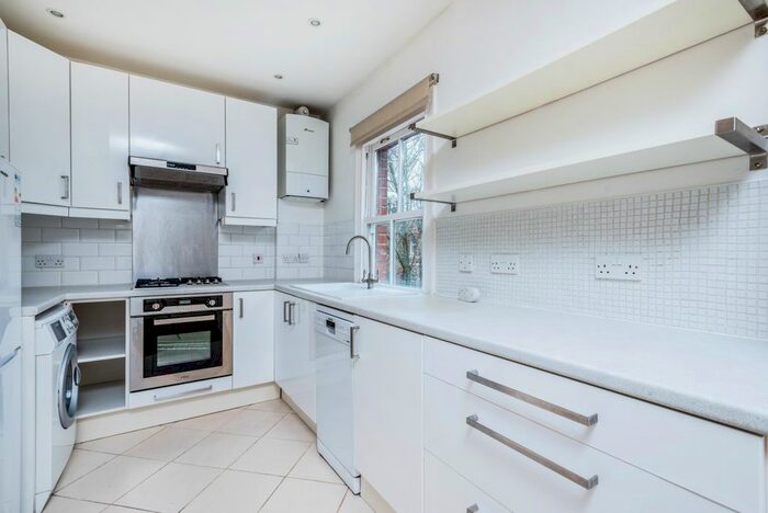 2 Bedroom Flat To Rent In Feltham Avenue, East Molesey, KT8