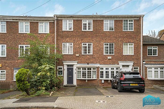 4 Bedroom Terraced House For Sale In Oakview Gardens, London, N2
