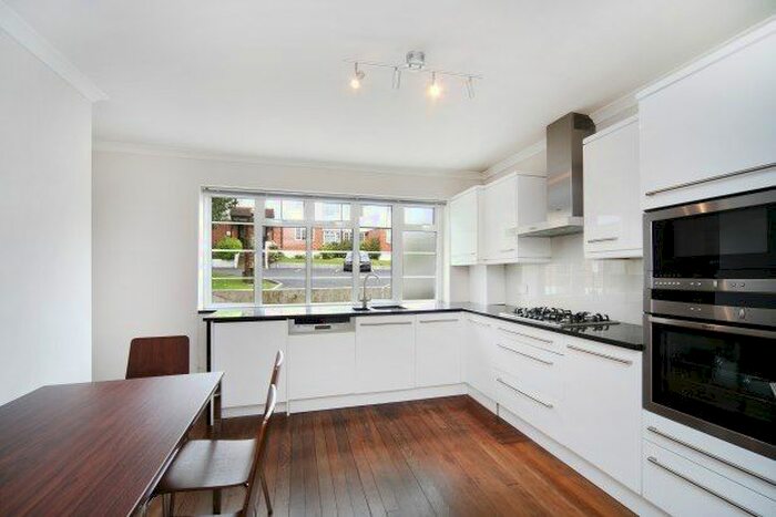 3 Bedroom Flat To Rent In Raymond Road, London, SW19