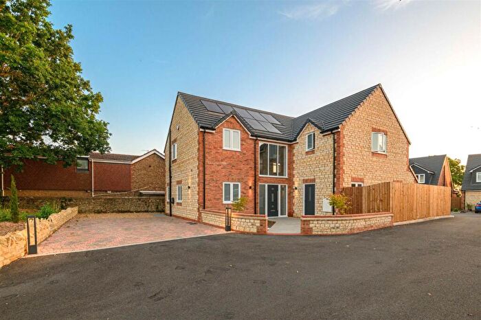 5 Bedroom Detached House For Sale In London Road, Wollaston, Wellingborough, NN29