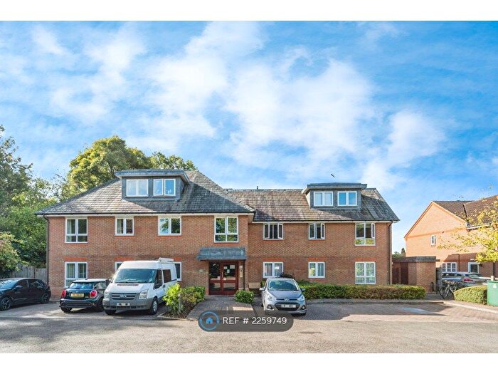 2 Bedroom Flat To Rent In Primrose Court, Guildford, GU4