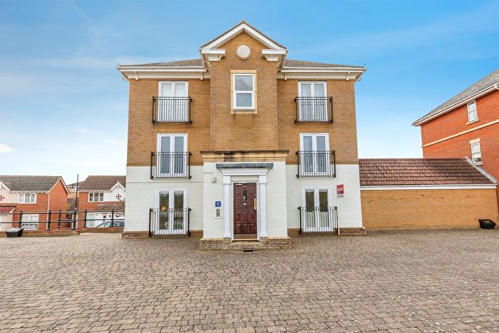 3 Bedroom Flat For Sale In Goldcrest Drive, St. Marys Island, Chatham, ME4