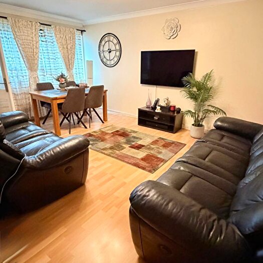 2 Bedroom Flat To Rent In Gilpin Avenue, Hayes, UB3