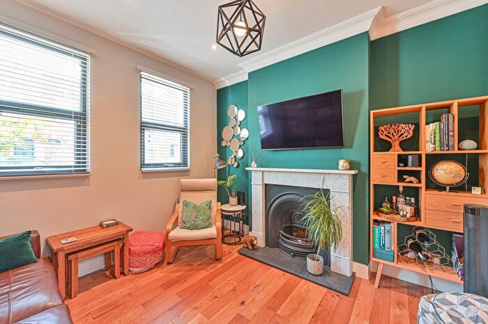 2 Bedroom Flat To Rent In .Hinton Road, Herne Hill, London, SE24