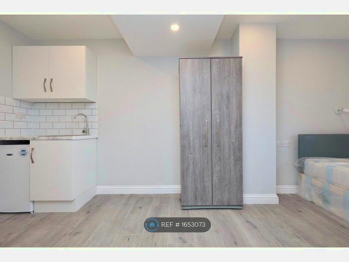Studio To Rent In Walton Gardens, London, TW13