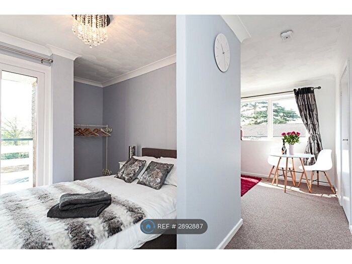 1 Bedroom Flat To Rent In Chequers Court, Horsham, RH13