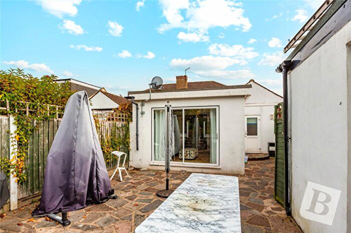 2 Bedroom Bungalow For Sale In Derby Avenue, Upminster, RM14