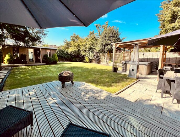 3 Bedroom Semi-Detached House For Sale In Arnold Avenue, Meopham, Kent, DA13