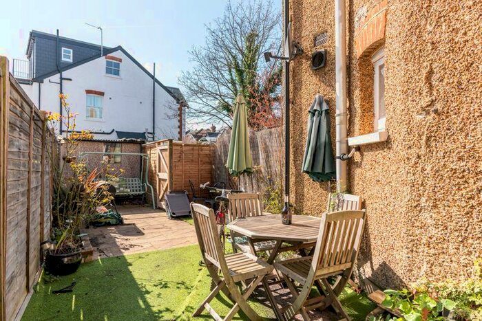 2 Bedroom Flat To Rent In Walton Road, West Molesey, KT8