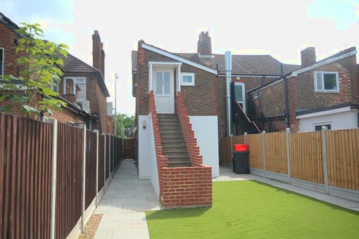 2 Bedroom Flat To Rent In Ongar Road, Brentwood, Essex, CM15