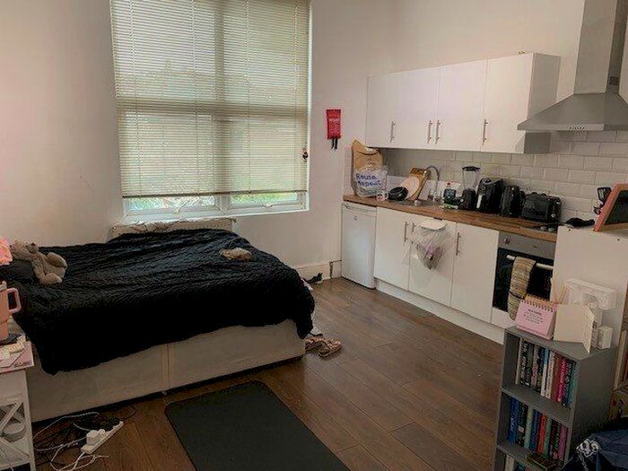 Studio To Rent In Manstone Road, London, NW2
