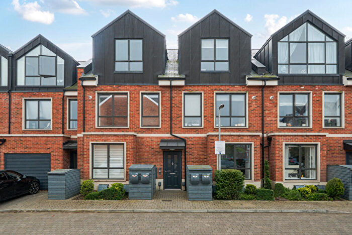 2 Bedroom Flat For Sale In Harlow Gardens, Kingston Upon Thames, KT1