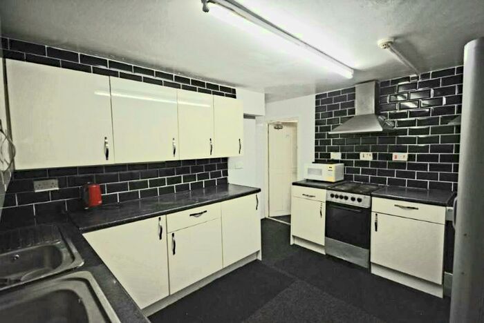 10 Bedroom Semi-Detached House To Rent In Crookesmoor Road, Sheffield, S6