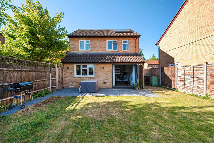 2 Bedroom Detached House For Sale In Hawkswell Close, Woking, GU21