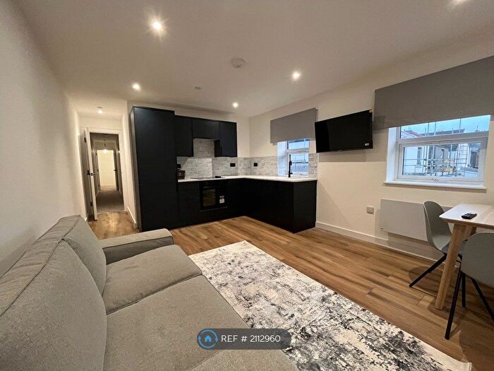 2 Bedroom Flat To Rent In Penarth Road, Cardiff, CF11