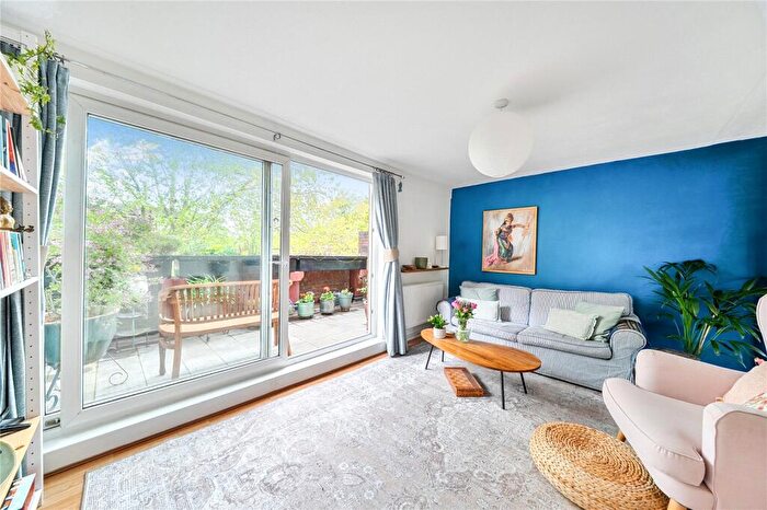 3 Bedroom Flat For Sale In Selden Walk, Islington, London, N7