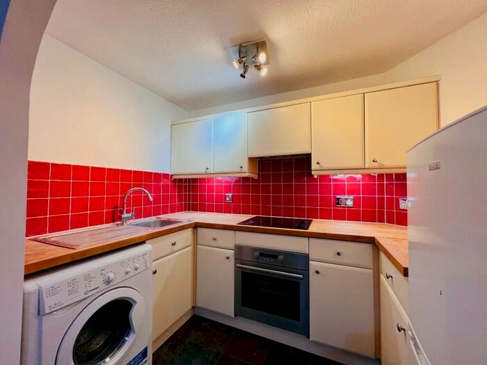 1 Bedroom Flat To Rent In Albemarle Park, Albemarle Road, Beckenham, London, BR3