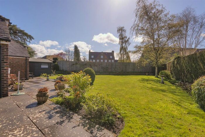 4 Bedroom Detached House For Sale In Oast Court, Yalding, Maidstone, ME18