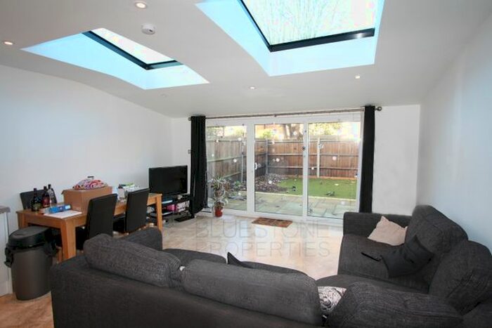 3 Bedroom Flat To Rent In Pretoria Road, London, SW16