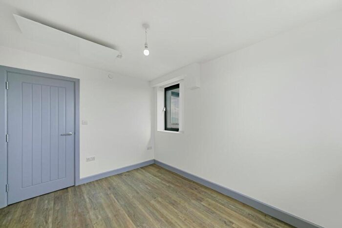 3 Bedroom Apartment To Rent In Dean House, L22