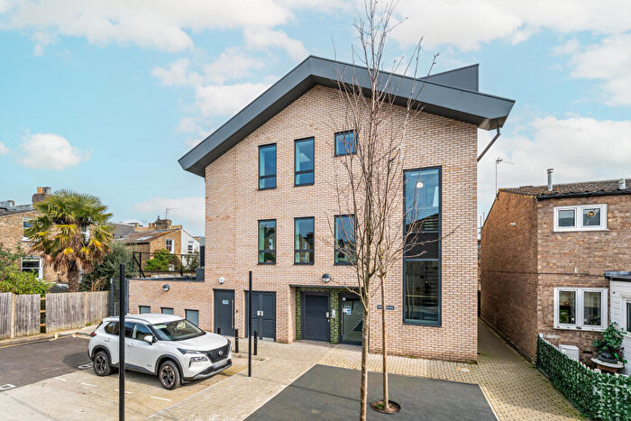 2 Bedroom Flat For Sale In Northcote Road, London, SW11