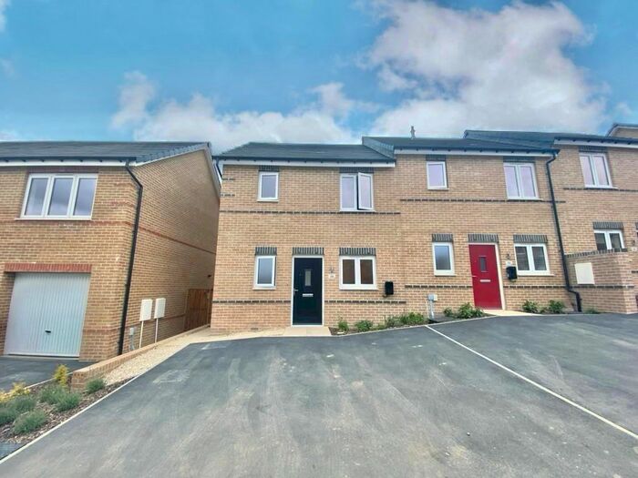 3 Bedroom End Of Terrace House To Rent In Lapwing Close, Huddersfield, HD4