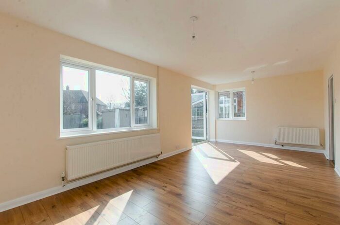 3 Bedroom Detached House To Rent In Percy Road, Stoughton, Guildford, GU2