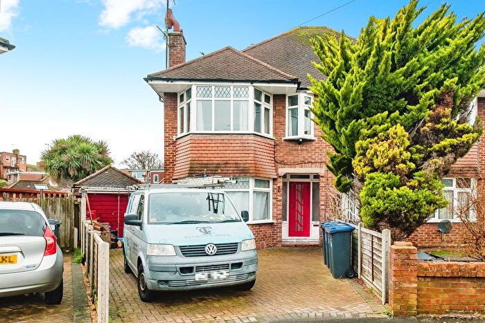 1 Bedroom Flat For Sale In Douglas Close, Worthing, BN11