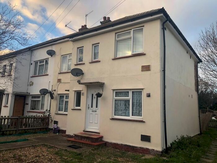 2 Bedroom Flat To Rent In The Crescent, Harlington, Hayes, UB3