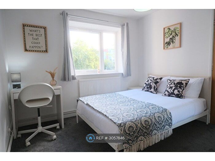 4 Bedroom Flat To Rent In Knights Court, Salford, M5