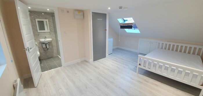 Studio To Rent In Empire Road, Perivale, UB6