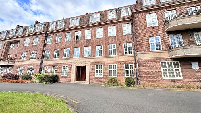 3 Bedroom Flat To Rent In Pitmaston Court, Moseley, Birmingham, B13